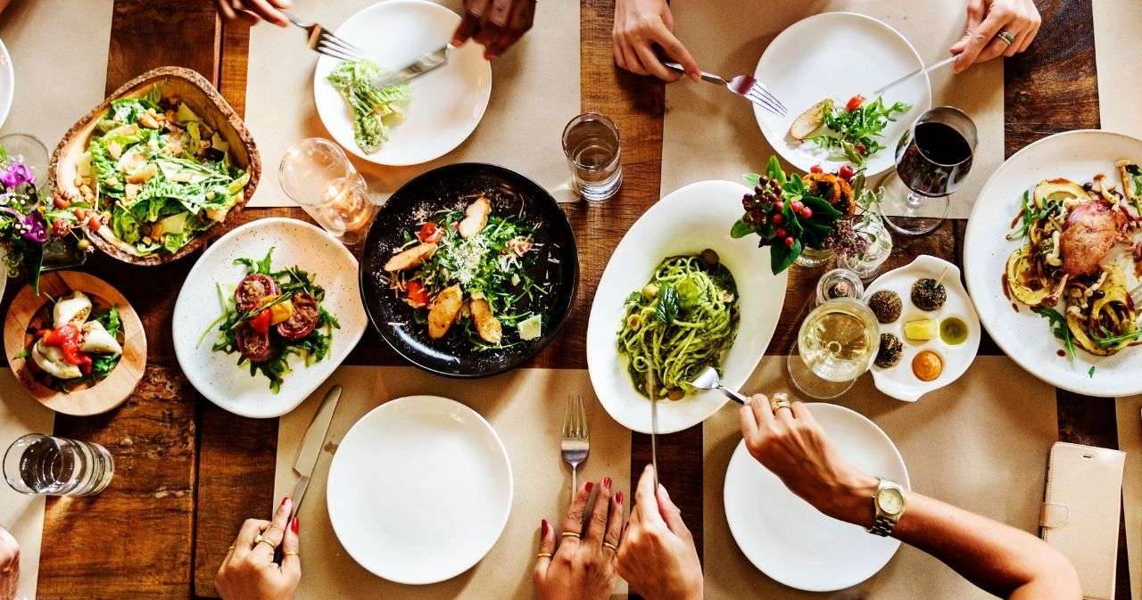 飲食店のホールスタッフとは｜仕事内容や時給・雇用形態を解説